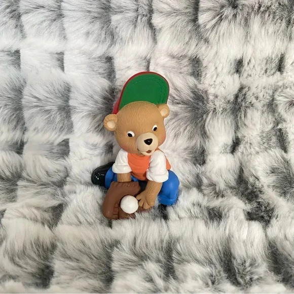 Hallmark Keepsake Ornament Surprise Catch Baseball Bear Christmas 1998 - Picture 2 of 13